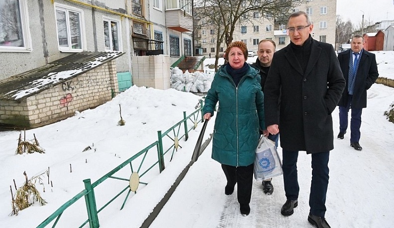 В Людиново Владислав Шапша выслушал жалобы жителей на недостатки благоустройства