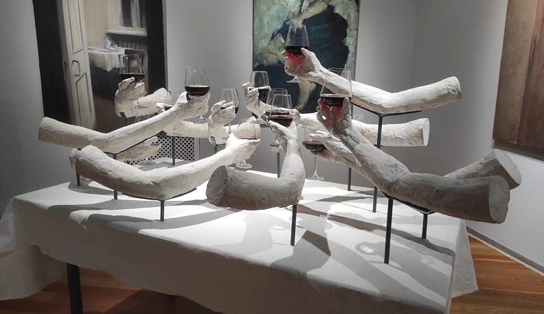 В Калуге проходит выставка московского художника об одиночестве, разлуках и немного о красном вине