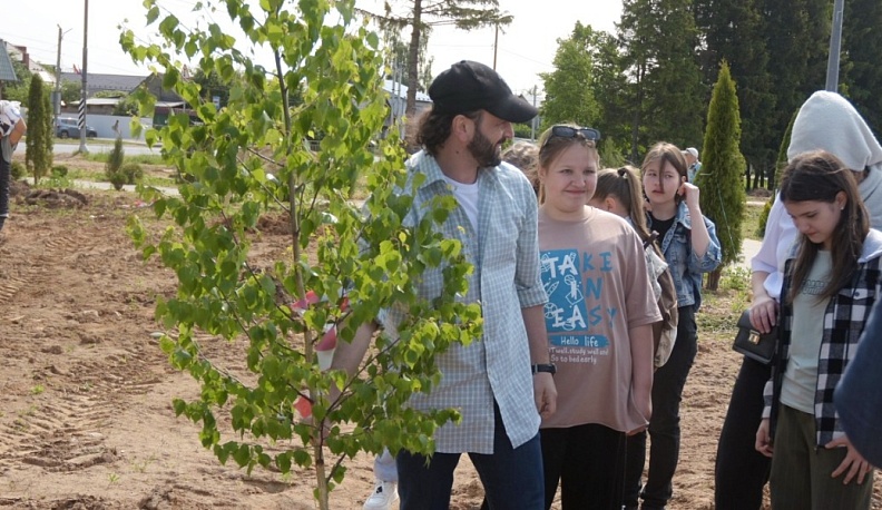 Илья Авербух вместе со школьниками высадили аллею у будущей ледовой арены