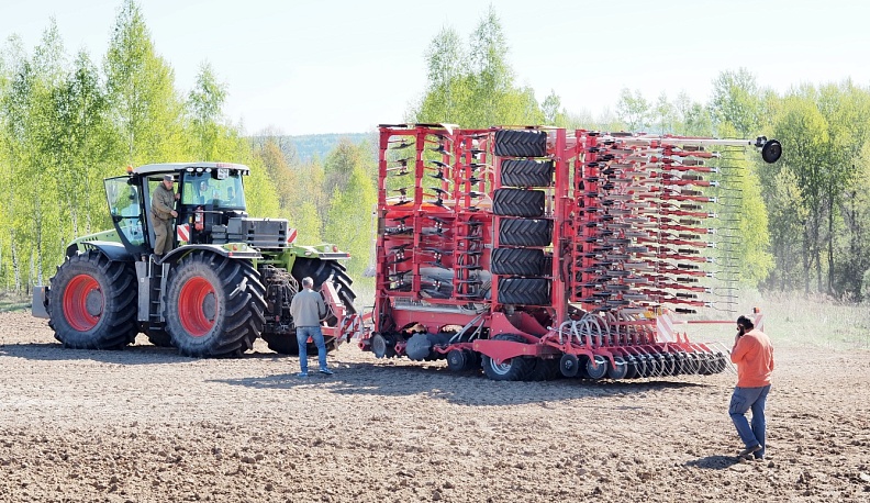 Соцконтракт помог многодетной семье из Калуги купить трактор