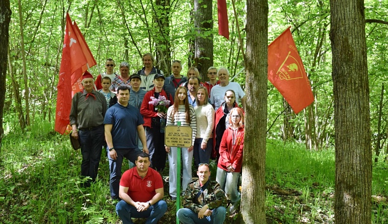 В Тарусском районе в День пионерии прошла встреча у партизанской землянки