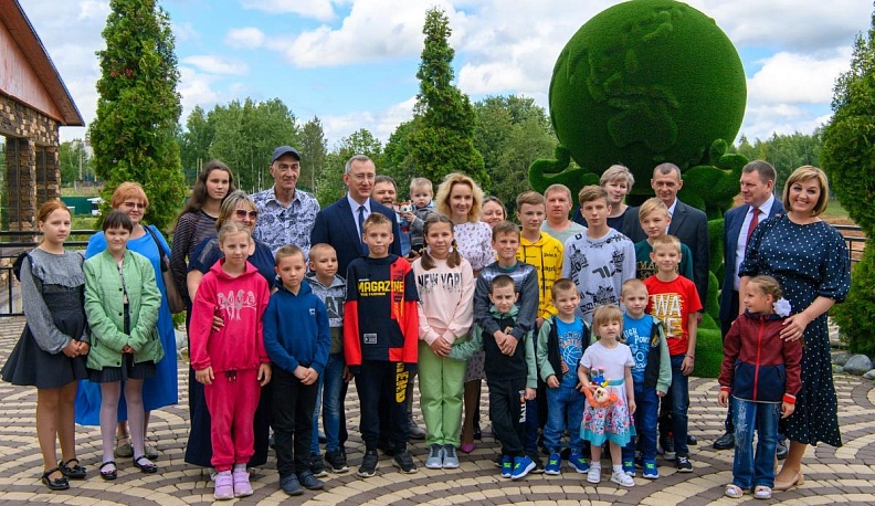 В одну семью