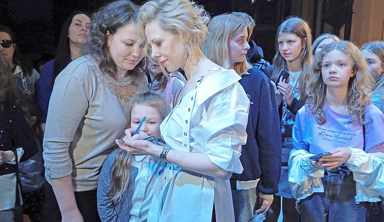 В финале все желающие могли сфотографироваться с Ютой на память, взять автограф.