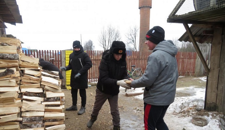 В Спас-Деменске школьники помогли матери добровольца, отправившегося на СВО
