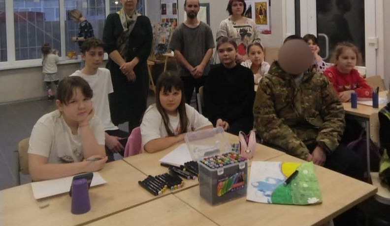 Военнослужащий приехал в Тарусу поблагодарить детей Школы искусств за письма и открытки на фронт