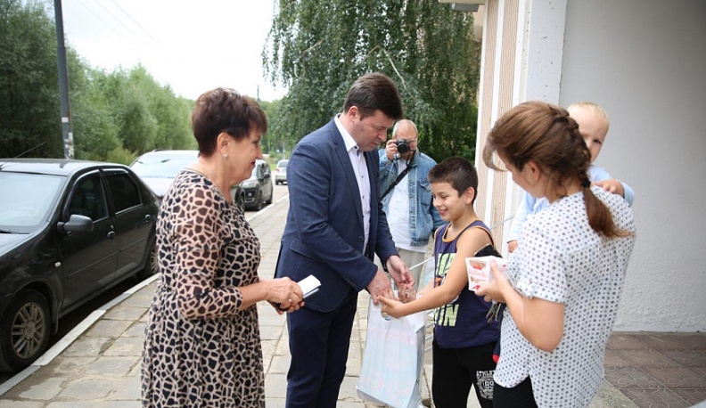 Калужские единороссы помогли семьям собрать детей в школу