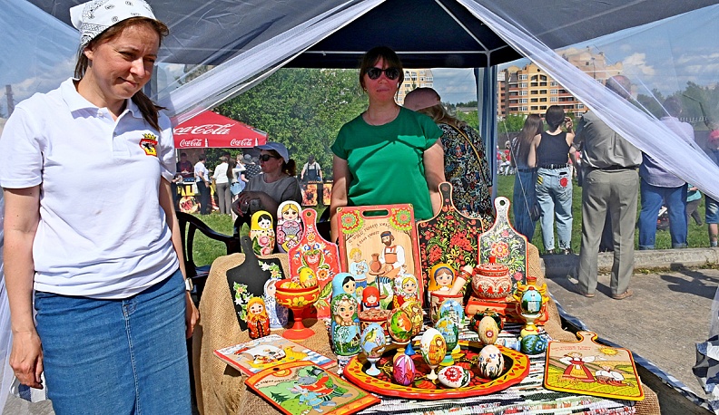 Трепещут флаги,  песни льются!