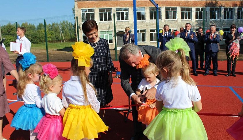 Над спортивной ареной - осеннее солнце