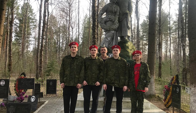 Юнармейцы и волонтёры Победы Думиничского района навели порядок на Мемориале в деревне Высокое