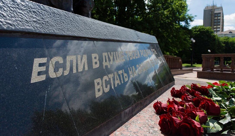 Губернатор Калужской области возложил цветы к монументу «Они отстояли Родину» в центре Луганска