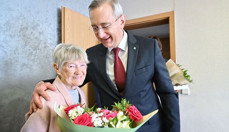 Жительнице блокадного Ленинграда в Козельске вручили медаль к 80-летию Победы