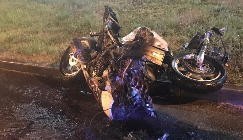 В Калуге после ДТП на Правом берегу загорелся мотоцикл