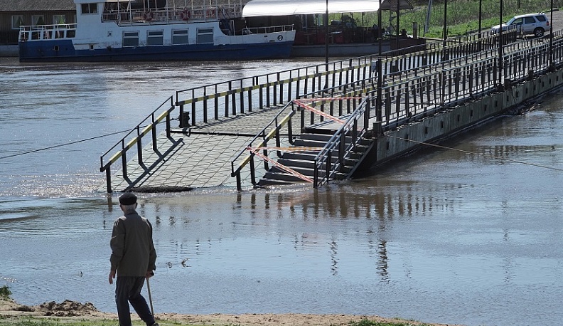 Понтонный мост ждёт спада воды