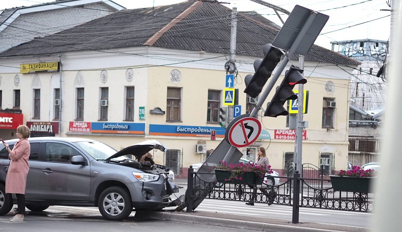 В Калуге во вторник утром иномарка снесла светофор