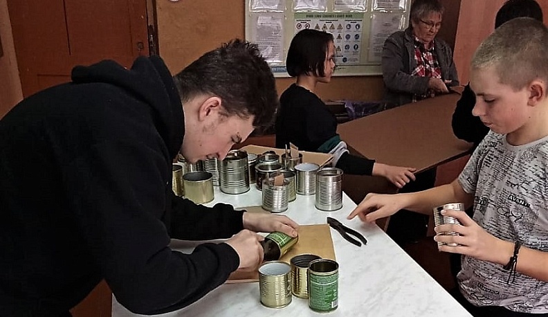 Износковские школьники изготавливают окопные свечи для солдат