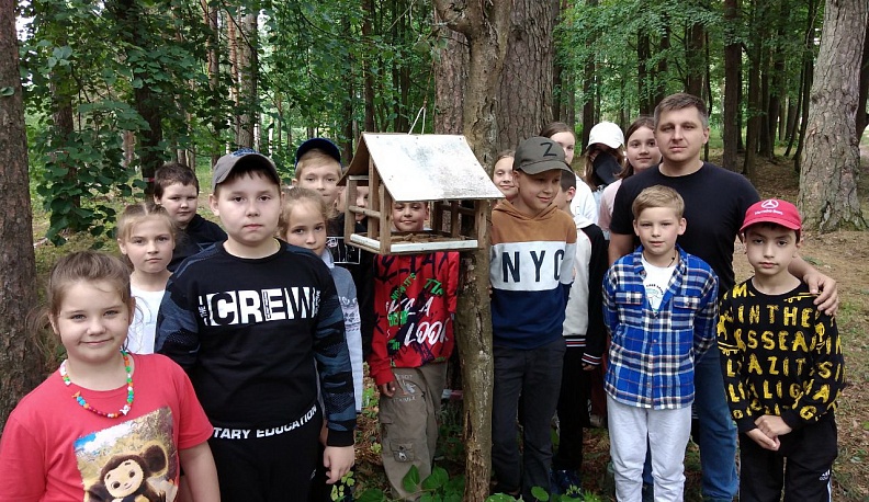 Юхновчане рисовали с художником Николаем Котиком в экологическом лагере