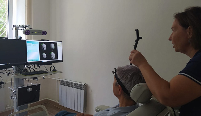 Аппарат транскраниальной магнитной стимуляции.