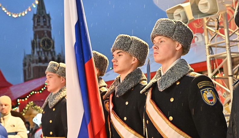 Сборная команда Калужской области и Службы коменданта Московского Кремля провели товарищеский хоккейный матч на Красной площади