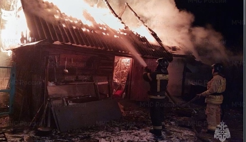 В Людинове загорелась хозпостройка