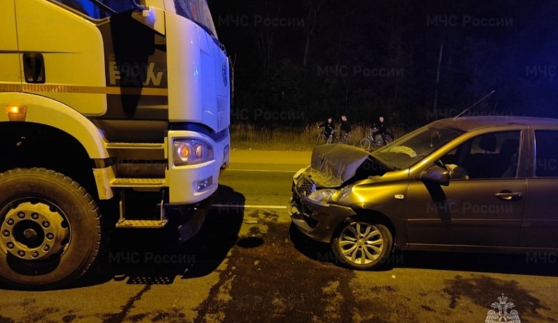 Легковушка столкнулась с грузовиком в калужской области