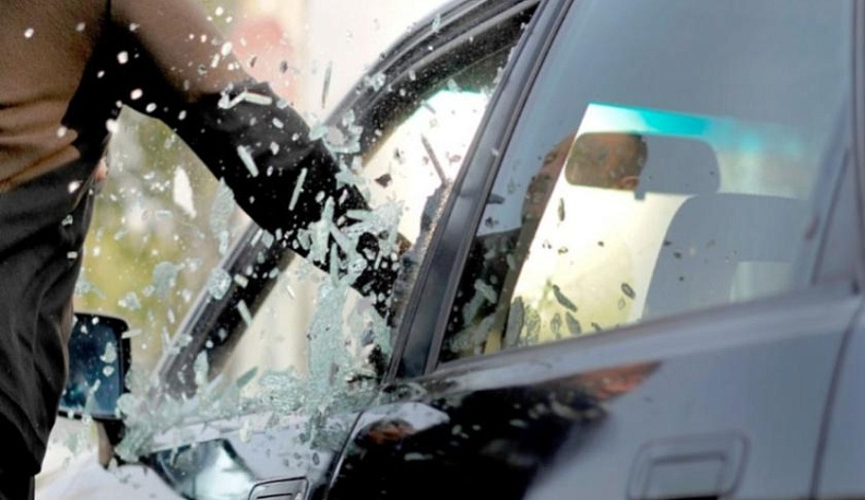 В Малоярославецком районе ограбили припаркованный автомобиль 