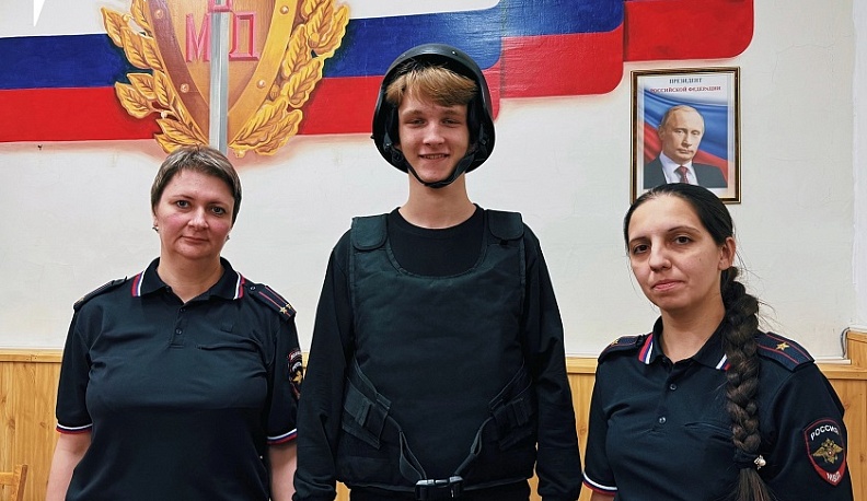 Юхновские активисты «Движения Первых» побывали на экскурсии в отделе полиции