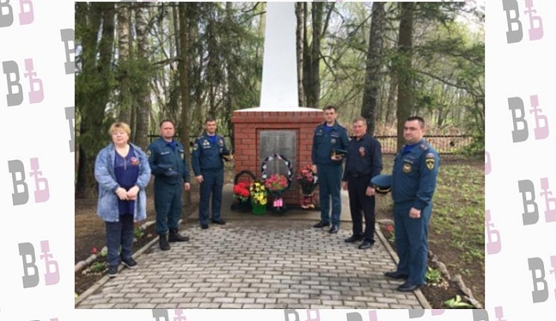 Людиновские спасатели отремонтировали памятник участникам войны в деревне Чёрный Поток