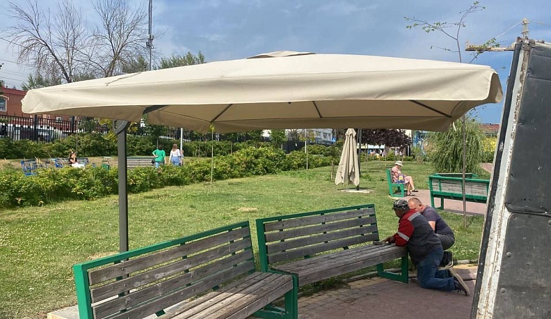 В Калуге в парке Юного зрителя устанавливают теневые навесы