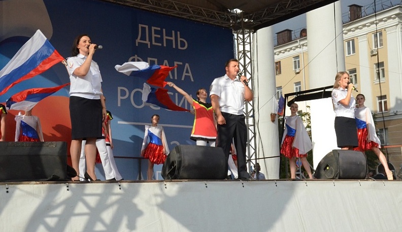 Калужане отметили День Государственного флага РФ флешмобом и праздничным концертом