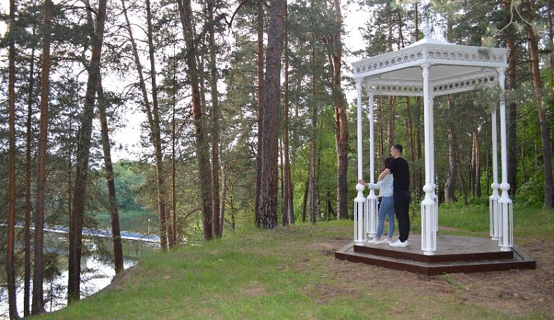 И белая ротонда в кружевной тени…