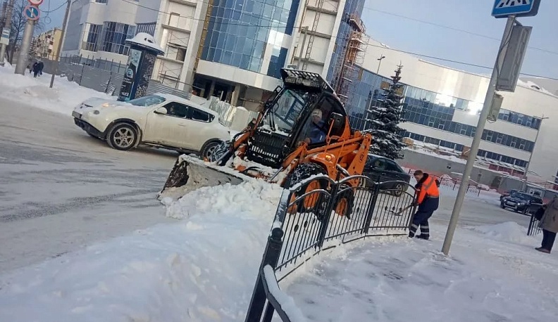 Ночью калужские улицы чистили от снега 66 машин