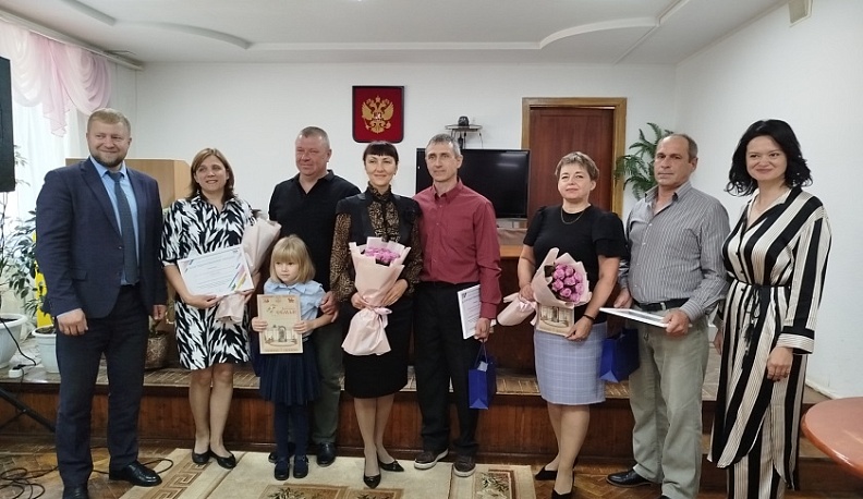 В Думиничах чествовали семьи-юбиляры 