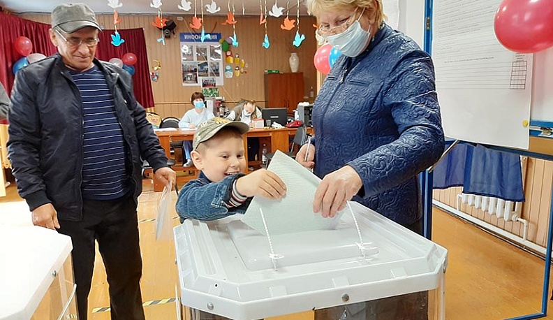 Супруги Астаховы из деревни Алекино Тарусского района прививают внуку правовую культуру