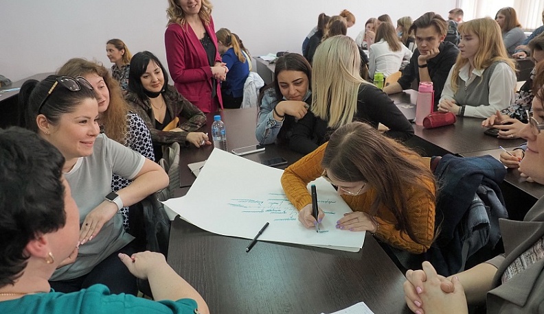 Студенты КГУ рассказали детскому омбудсмену, каким они видят современного учителя 