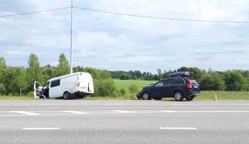 Volvo снес на трассе припаркованную "Газель", пострадал ее водитель