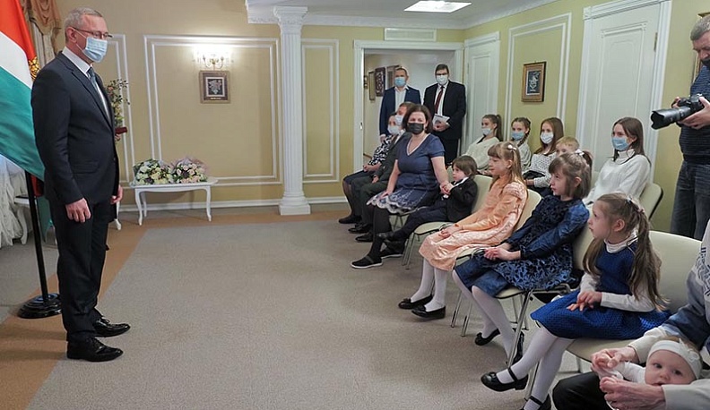 Владислав Шапша вручил многодетным семьям ордена «Родительская слава»