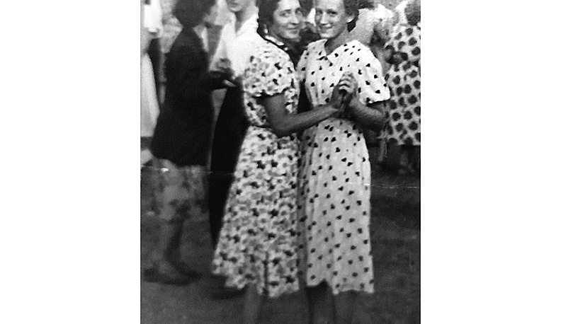 Массовые гулянья в Думиничах на празднике в 1958 году (Тамара слева).