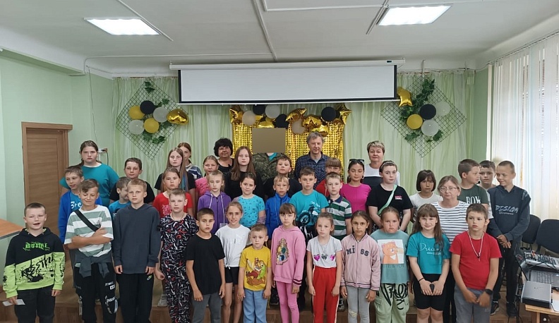 Школьники Жуковского района встретились с участником СВО