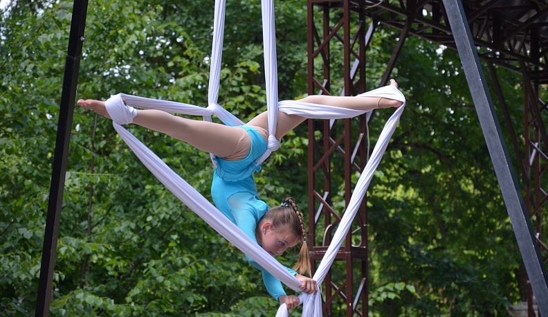 В калужском парке культуры и отдыха прошло выступление воздушных гимнастов