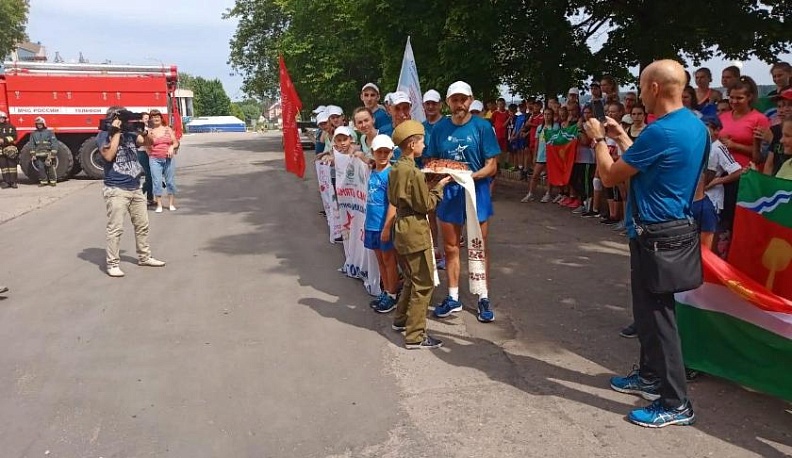 Людиновцы встретили участников легкоатлетического сверхмарафона «Память и слава»