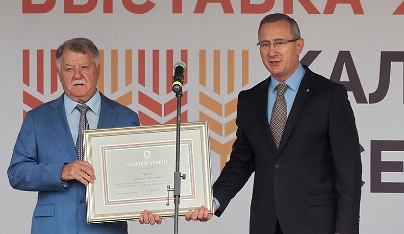 На церемонии торжественного открытия выставки-ярмарки «Калужская осень-2023» губернатор Владислав Шапша вручил Леониду Громову Почетную грамоту за его многолетний плодотворный труд на благо развития АПК области.  - Я искренне благодарю Леонида Сергеевича