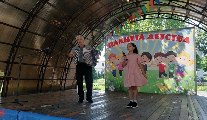 В Думиничах прошел районный фестиваль детского творчества «Краски лета»