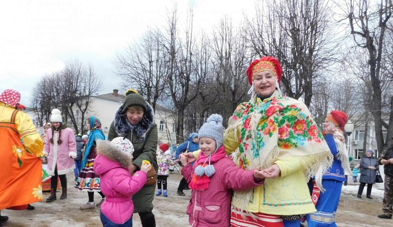 Блинами, песнями и выставкой кукол встретил Масленицу Юхнов