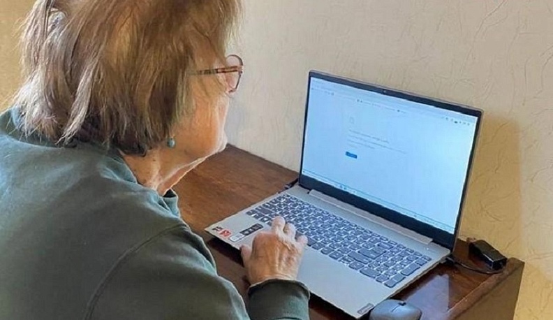 В Калужской области людей «серебряного возраста» учат обращаться с компьютером