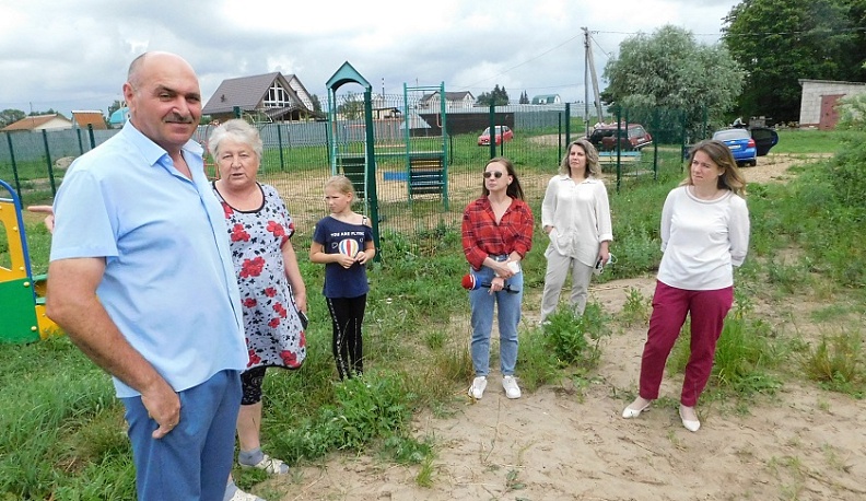 Региональный детский омбудсмен проверила безопасность детской площадки в деревне Новоскаковское