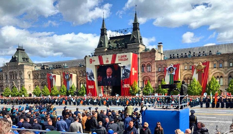 Сенатор Александр Савин встретил 9 Мая на Красной площади в Москве