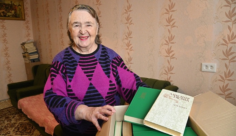 Калужанка передала около 200 книг для сельской библиотеки