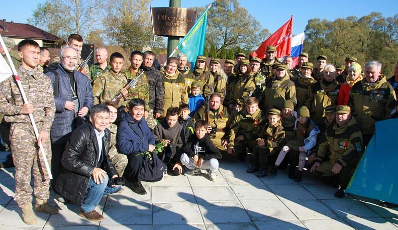 Казахстанские и детчинские поисковики на открытии обелиска 312-й стрелковой дивизии.