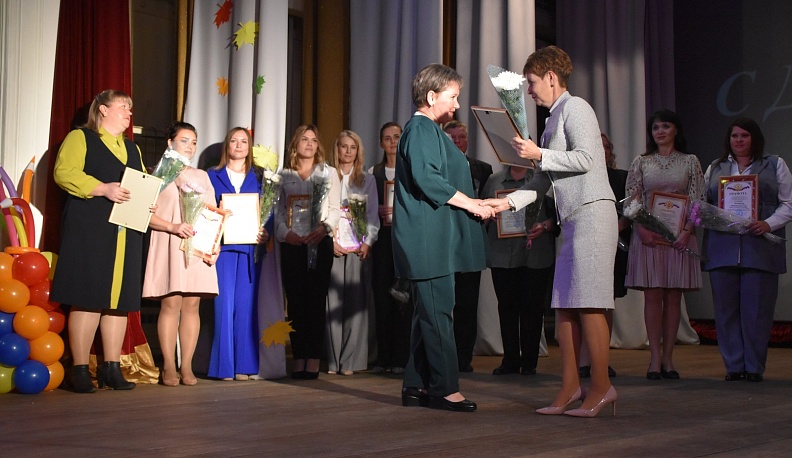 В Людинове поздравили учителей в преддверии их профессионального праздника
