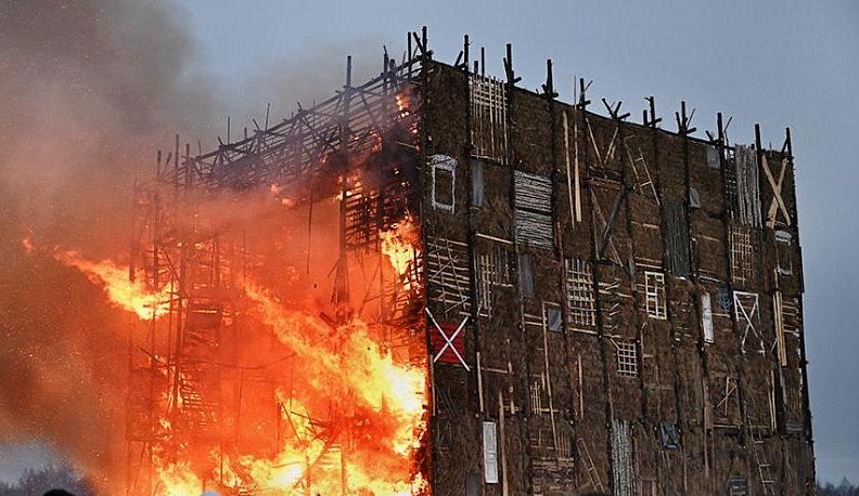 На Масленицу в Никола-Ленивце сожгли 19-метровый арт-объект